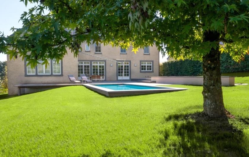 pelouse gazon arlon piscine extérieure