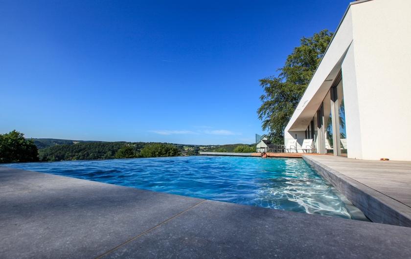 Piscine extérieure à débordement