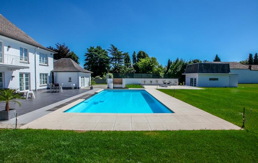 Piscine extérieure contemporaine