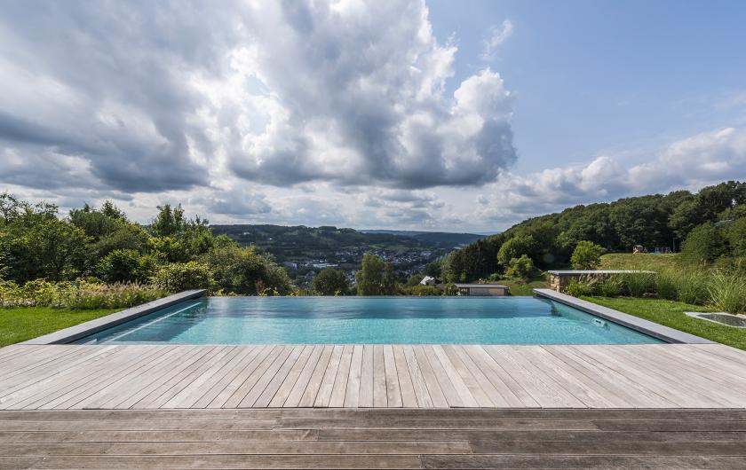 Végétation environnante mise en valeur par les Piscines Ondine