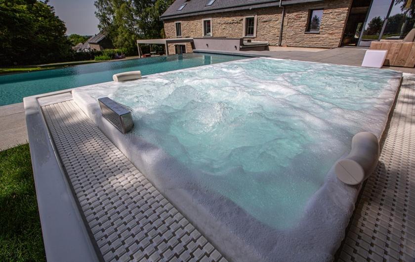 Réalisation d'espace détente par Piscines Ondine