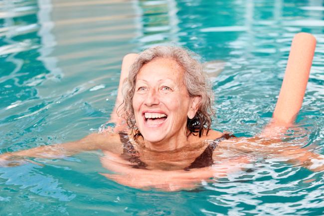 personne agée piscine