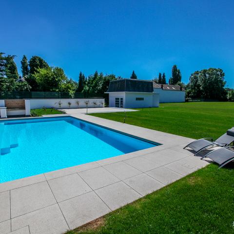 Intégration parfaite de cette piscine avec le jardin