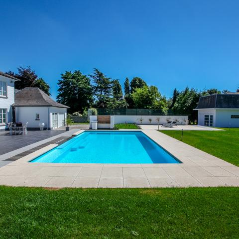 Piscine extérieure contemporaine